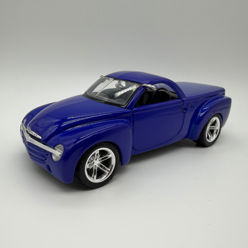 Maisto 2000 Chevrolet SSR Diecast Model Car 1/25 Scale Blue Opening Doors Hood